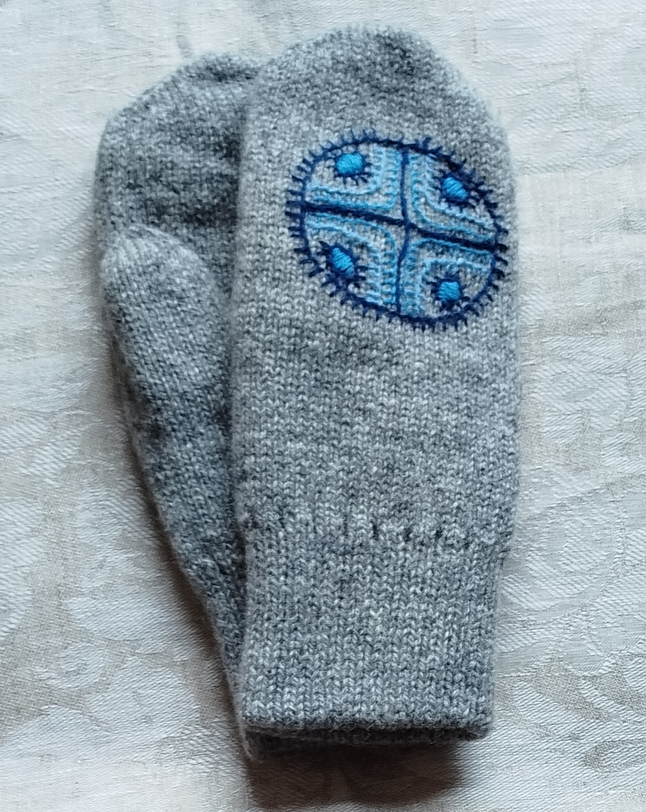 Arhailise mustriga topeltlabakud