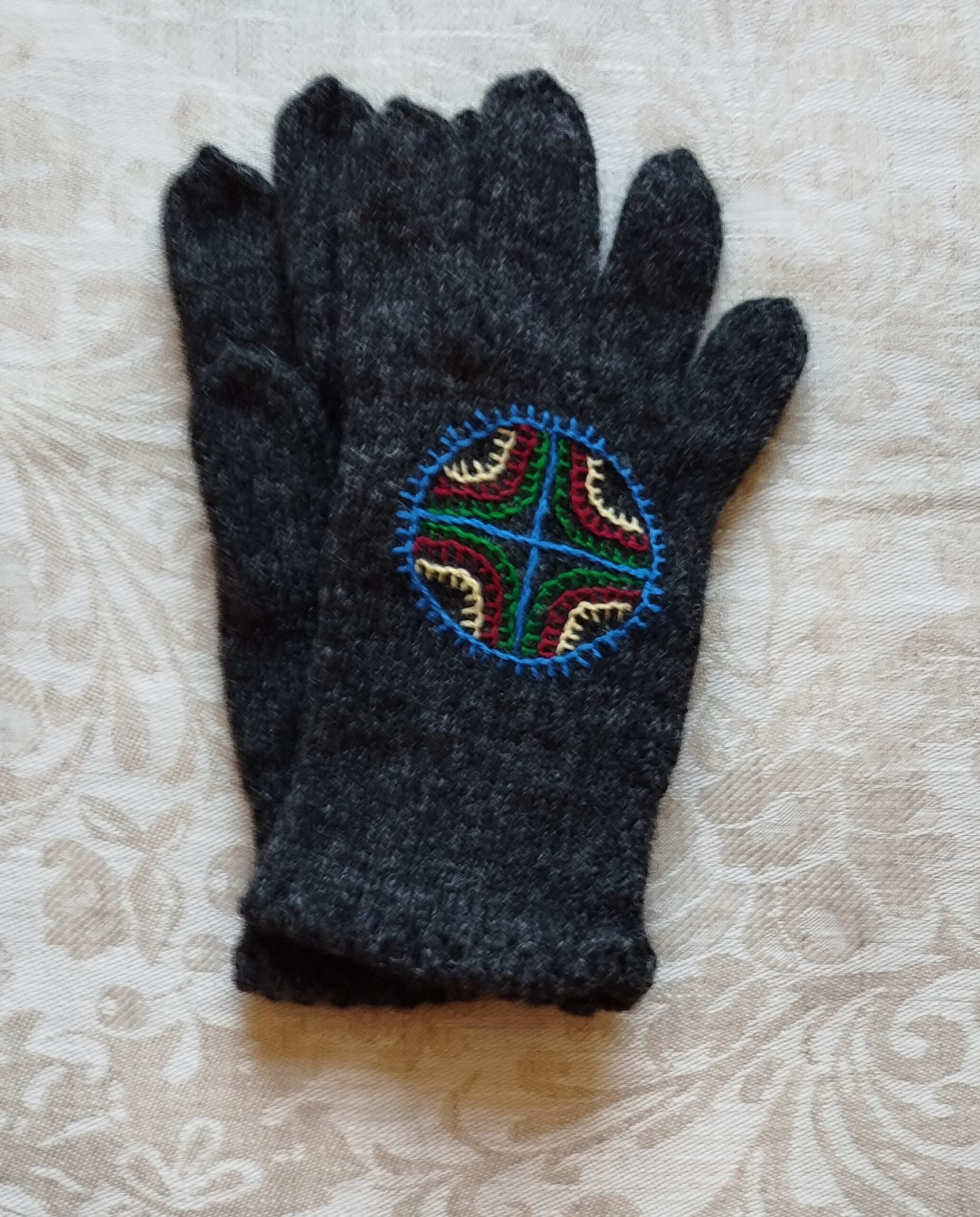 Arhailise mustriga sõrmikud