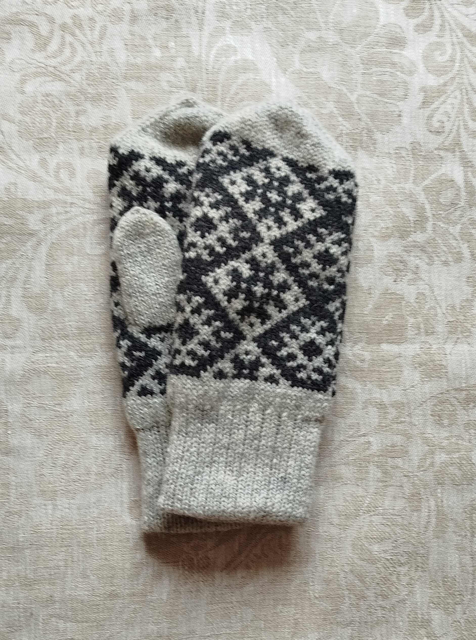 Mustriga topeltlabakud